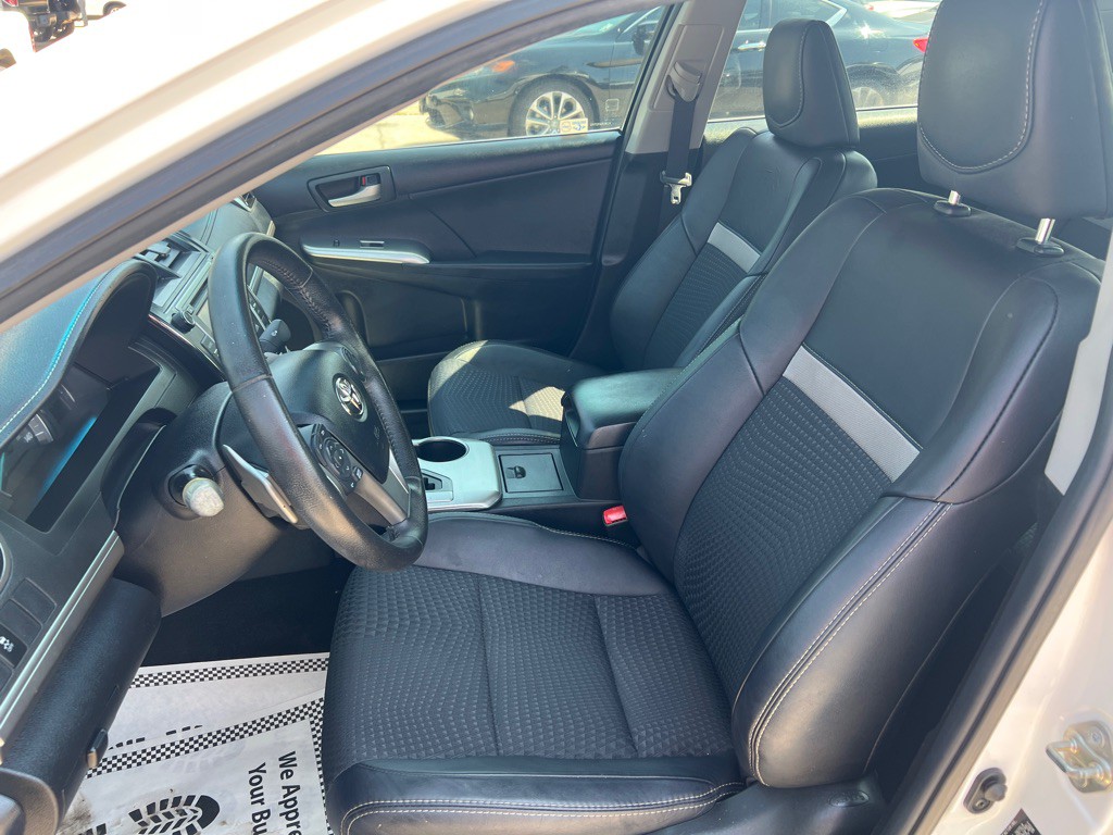 2012 Toyota Camry Image 16