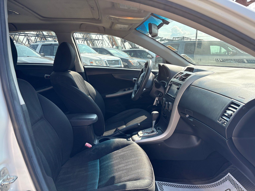 2013 Toyota Corolla Image 12