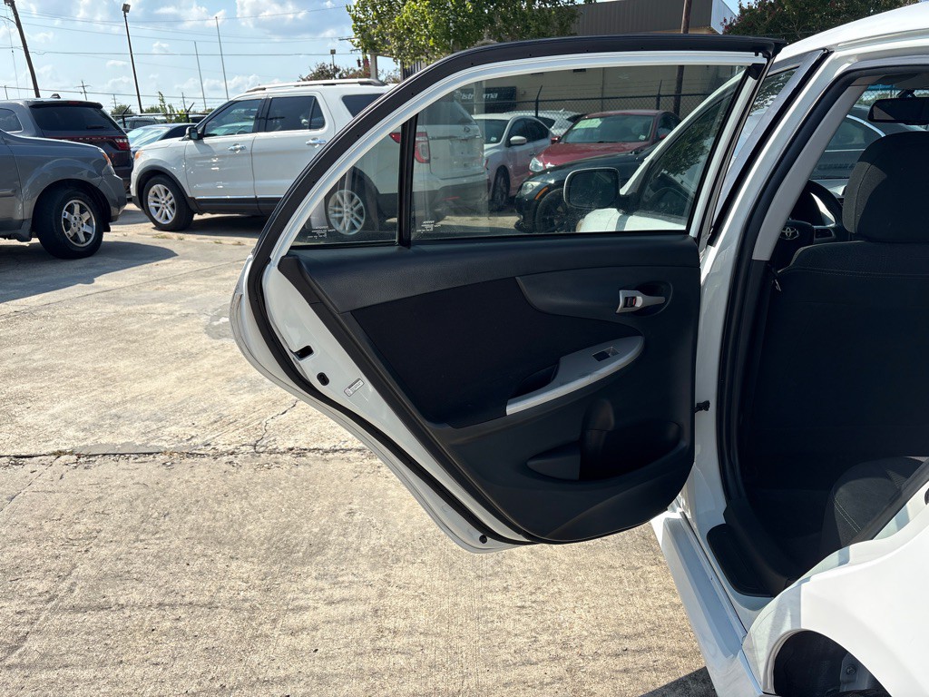 2013 Toyota Corolla Image 21