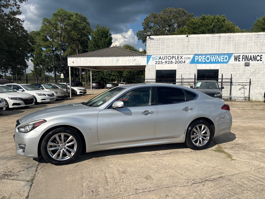 2017 INFINITI Q70 Image 2