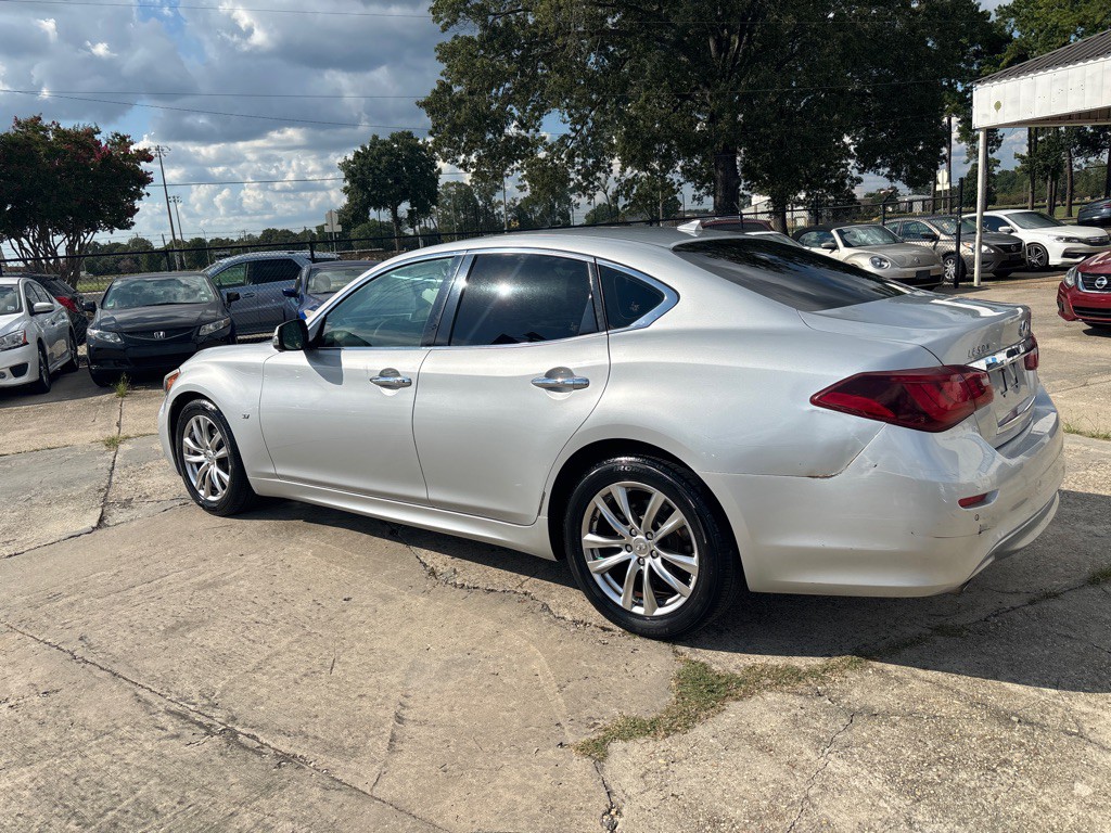2017 INFINITI Q70 Image 3