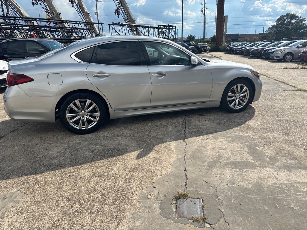 2017 INFINITI Q70 Image 6