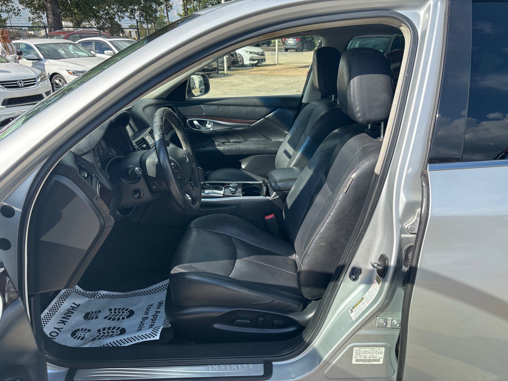 2017 INFINITI Q70 Image 9