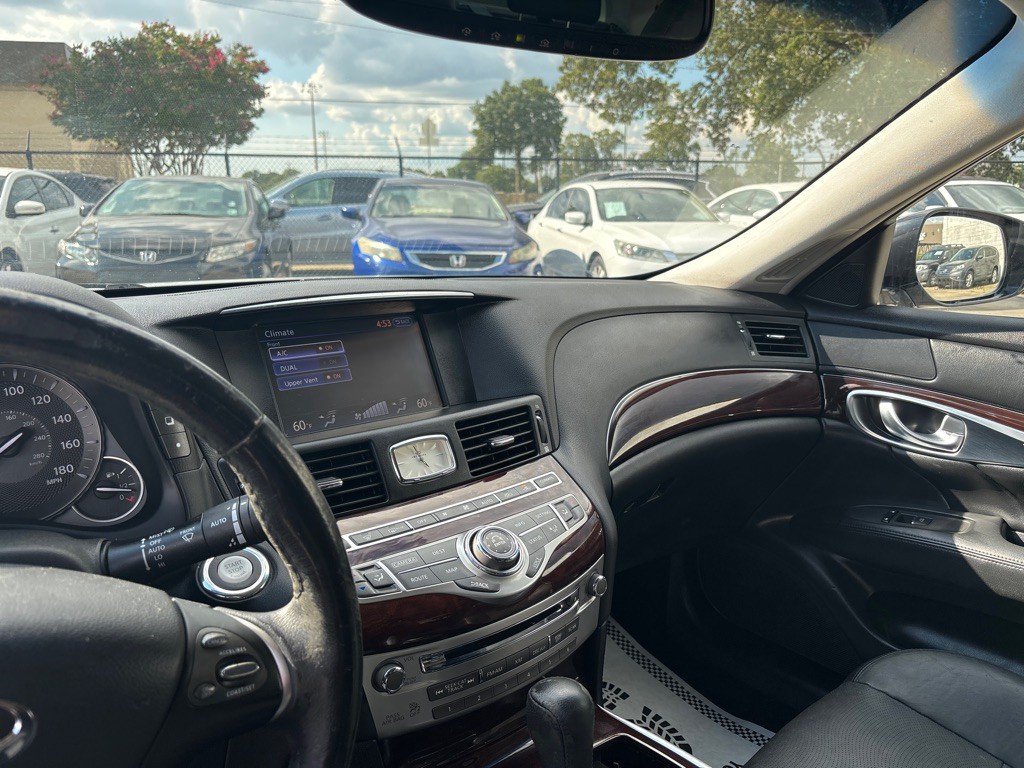 2017 INFINITI Q70 Image 10