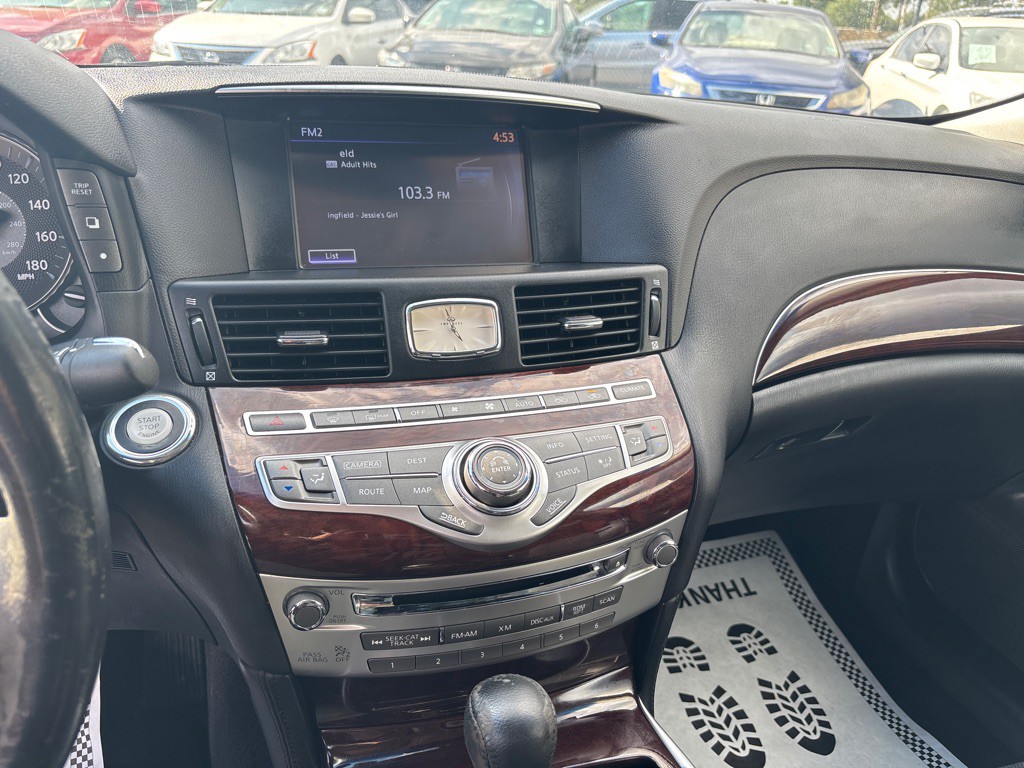 2017 INFINITI Q70 Image 11