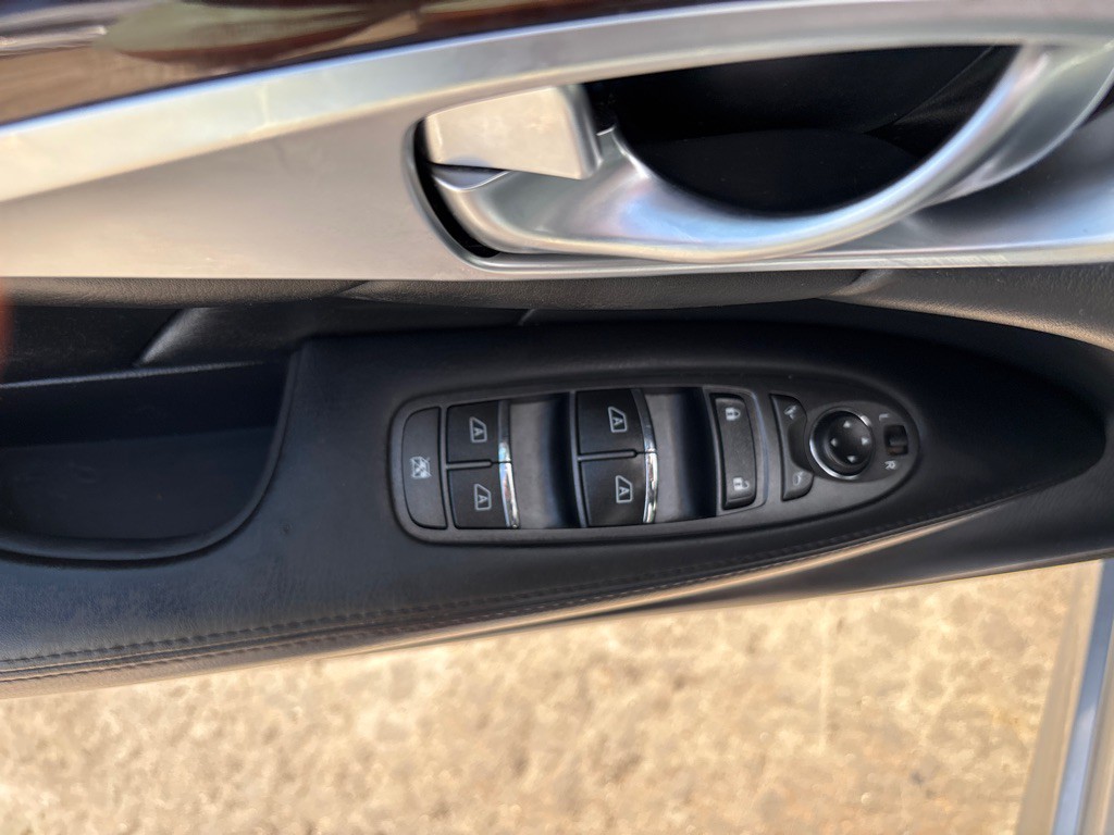 2017 INFINITI Q70 Image 16