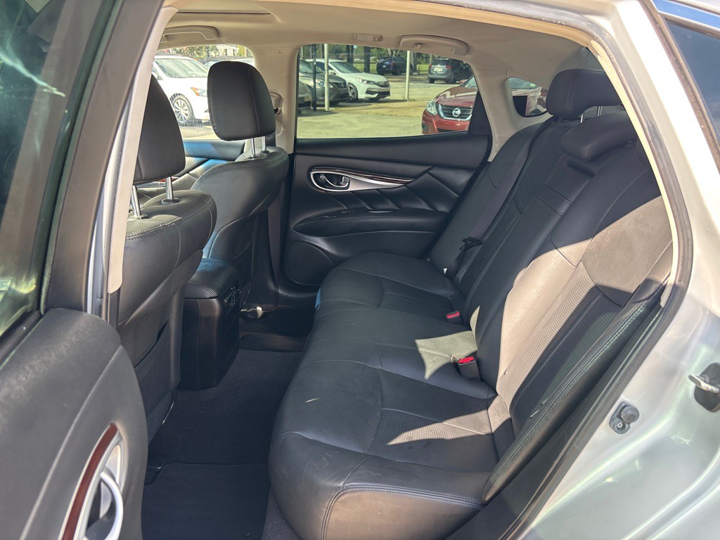 2017 INFINITI Q70 Image 17