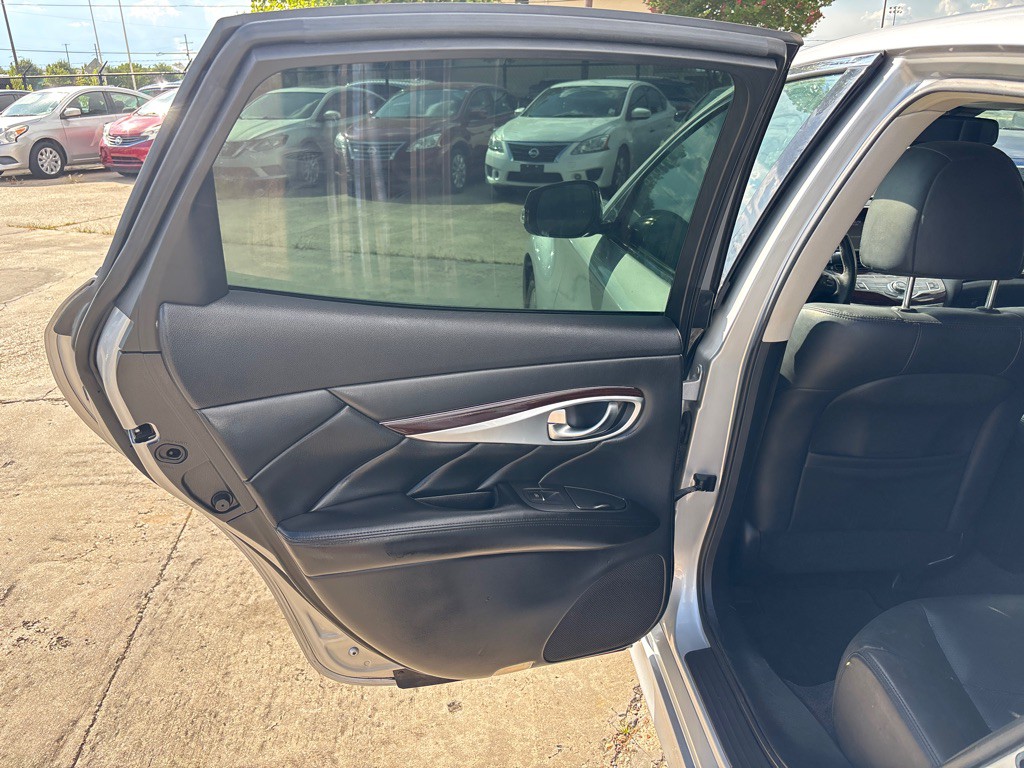 2017 INFINITI Q70 Image 19