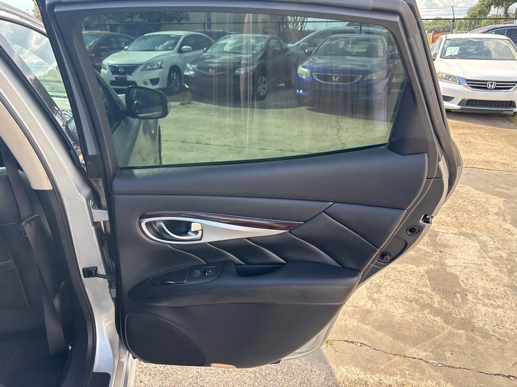 2017 INFINITI Q70 Image 23