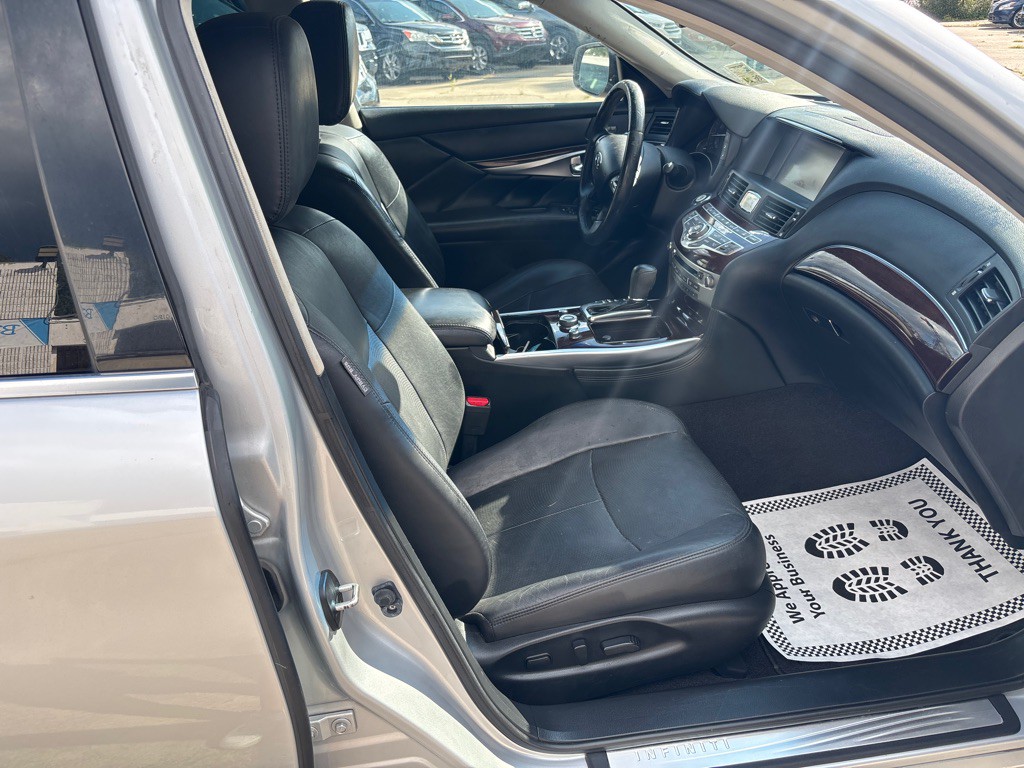 2017 INFINITI Q70 Image 25