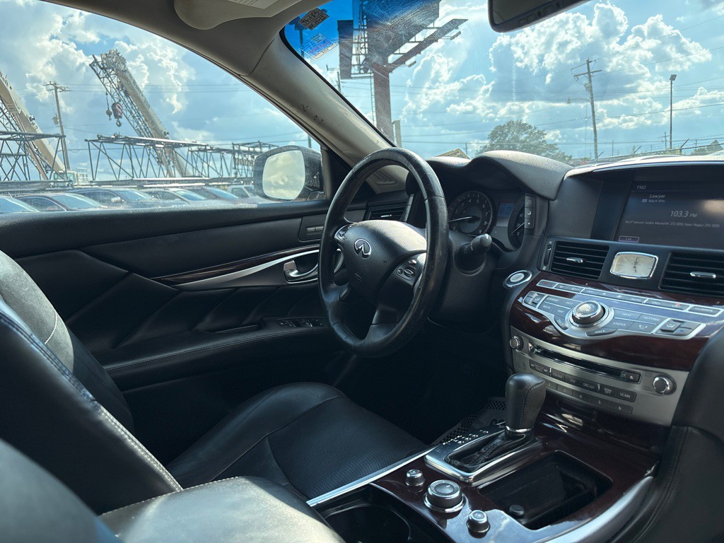 2017 INFINITI Q70 Image 26
