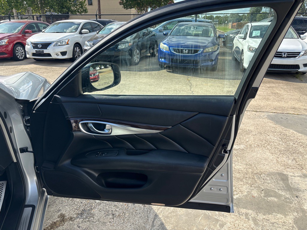 2017 INFINITI Q70 Image 27