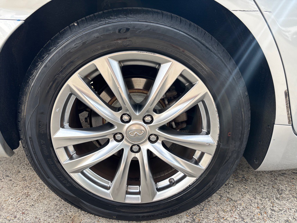 2017 INFINITI Q70 Image 31