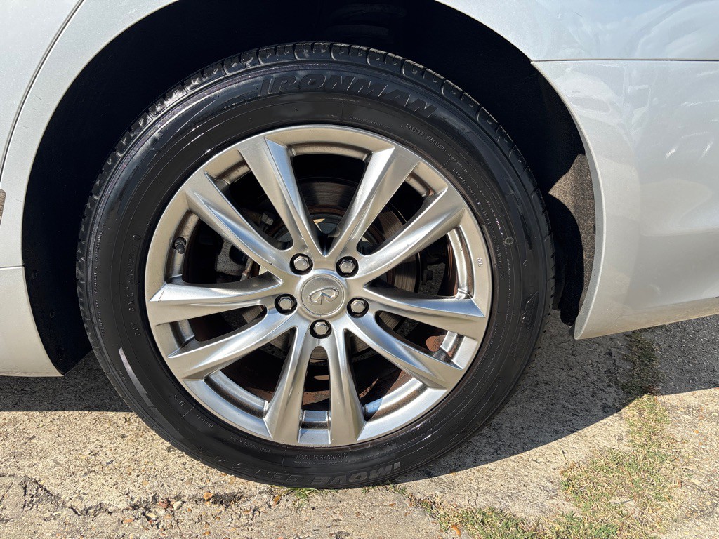 2017 INFINITI Q70 Image 33