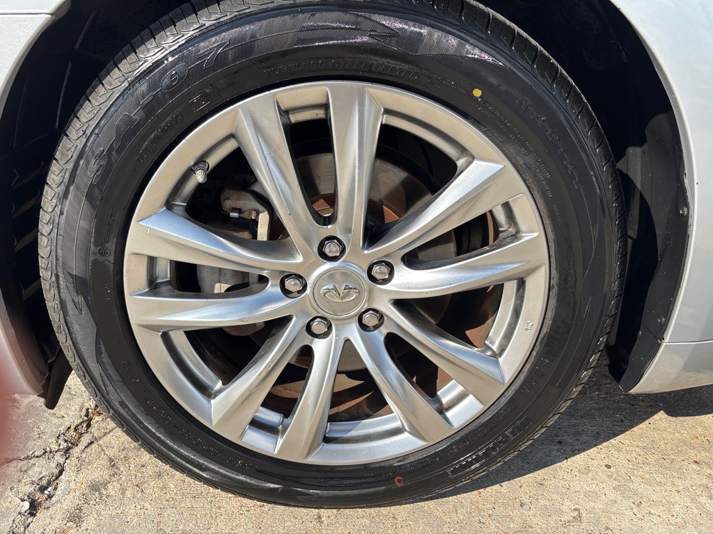 2017 INFINITI Q70 Image 35