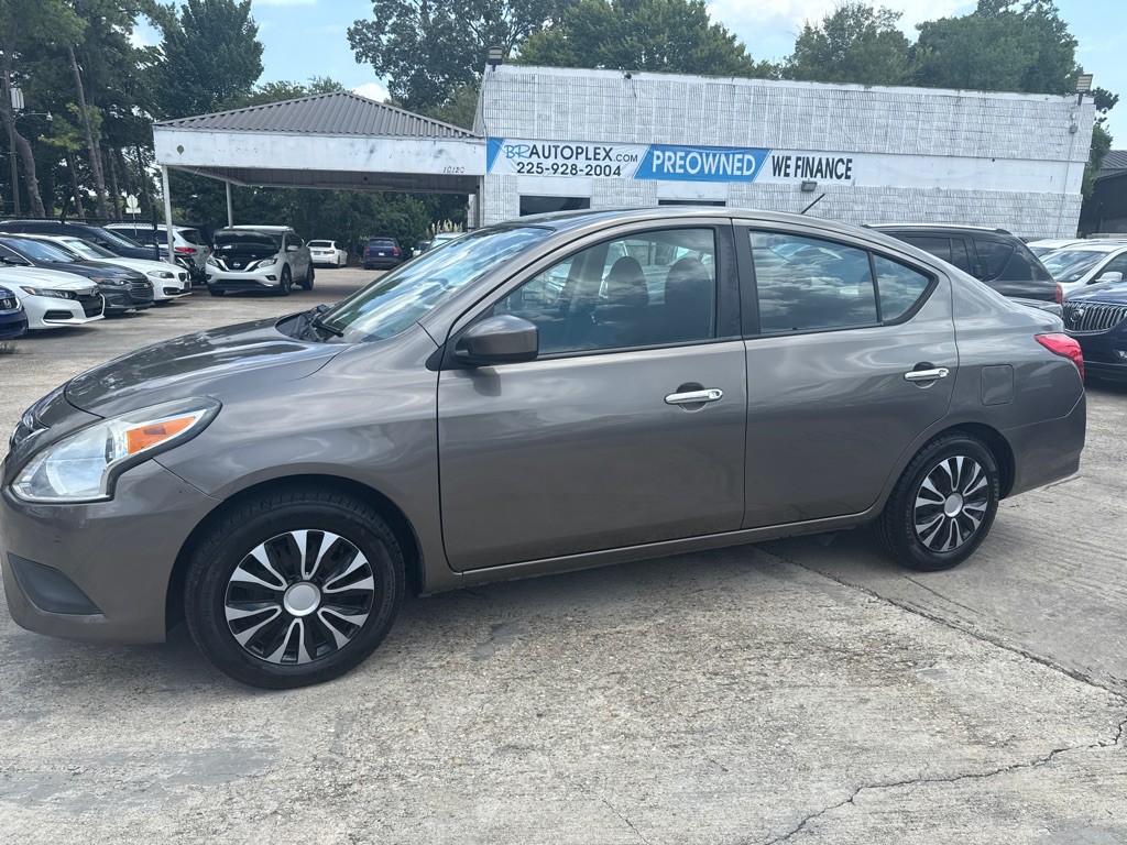 2016 Nissan Versa Image 1