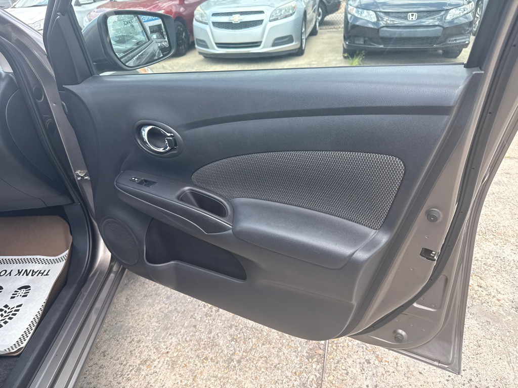 2016 Nissan Versa Image 25