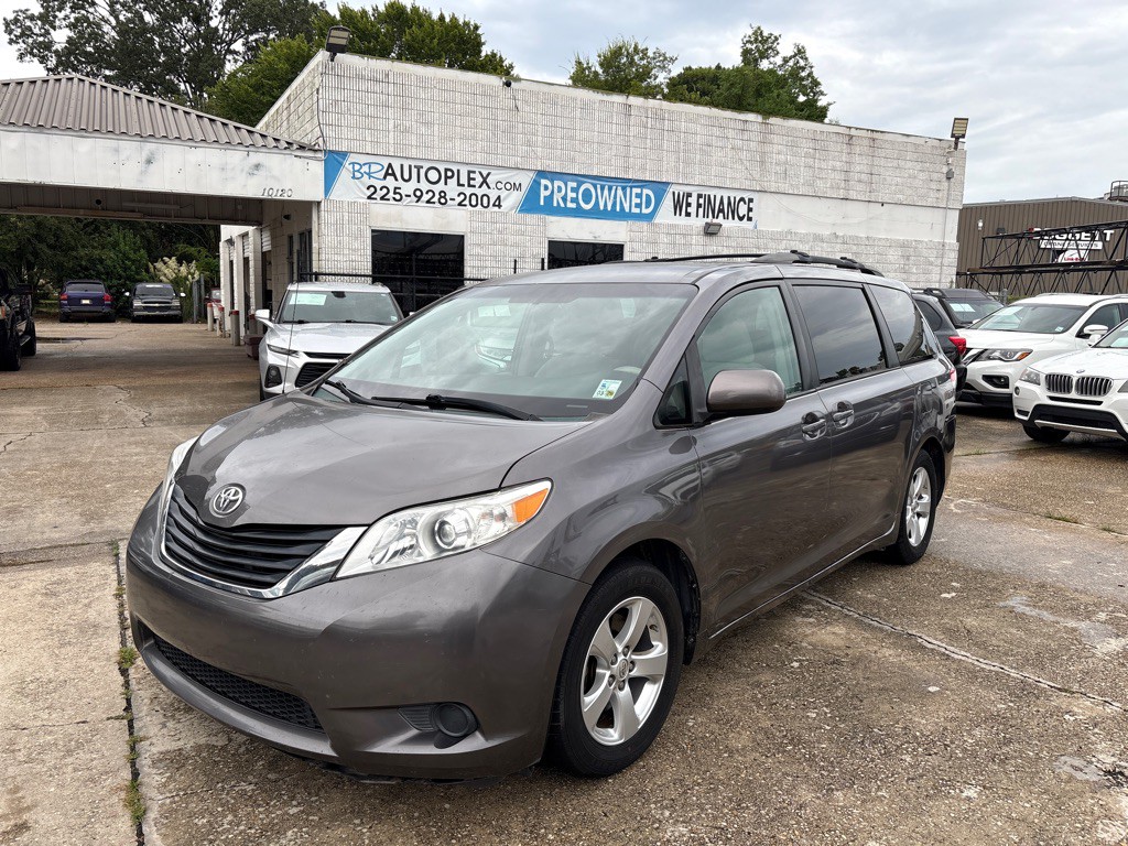 2013 Toyota Sienna Image 1