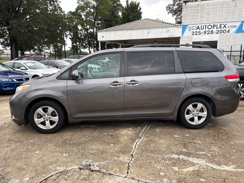 2013 Toyota Sienna Image 2