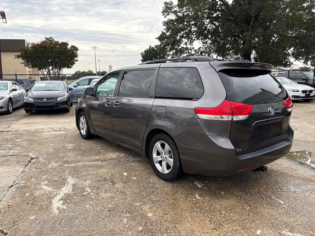 2013 Toyota Sienna Image 3