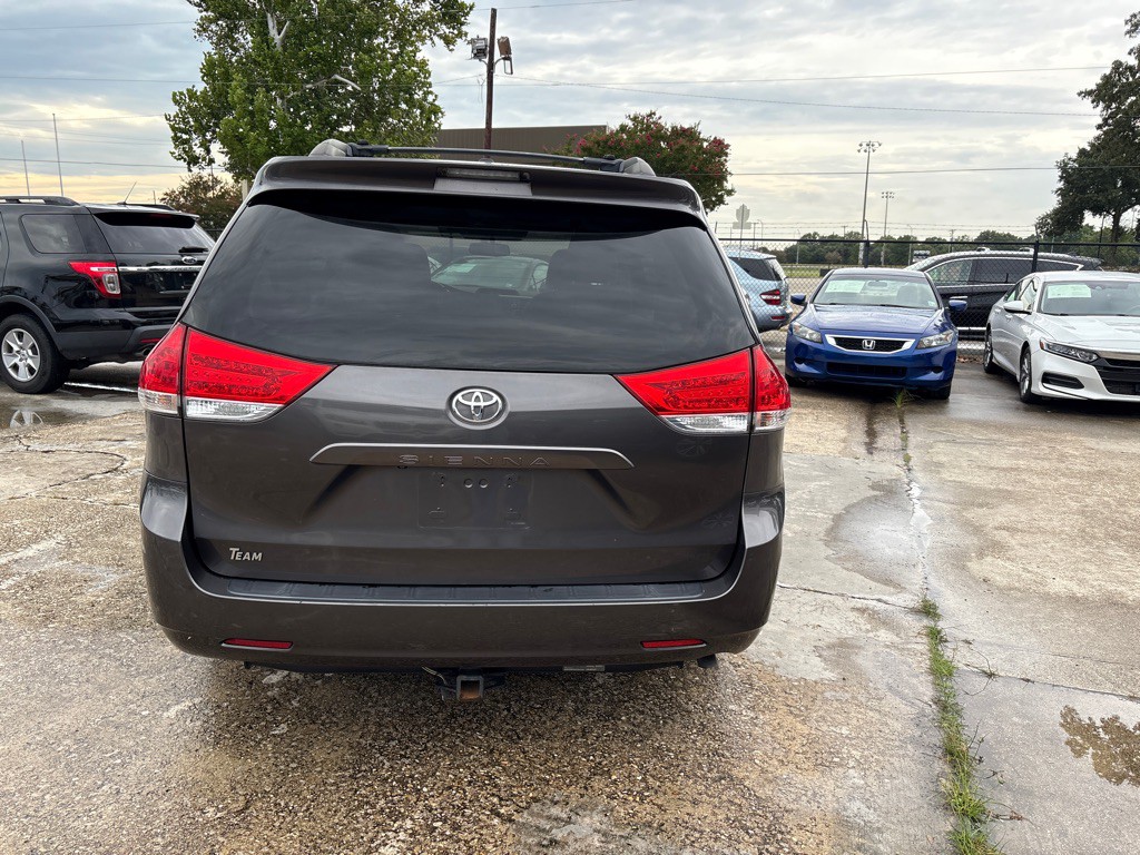 2013 Toyota Sienna Image 4
