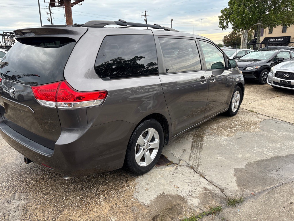 2013 Toyota Sienna Image 5