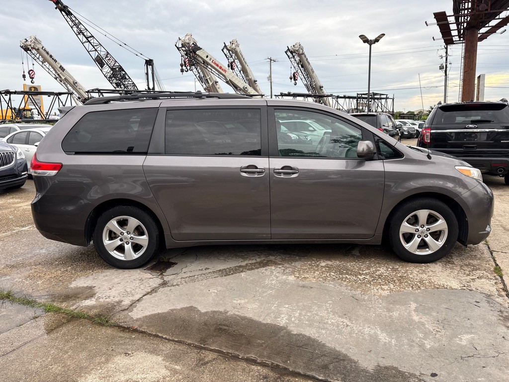2013 Toyota Sienna Image 6