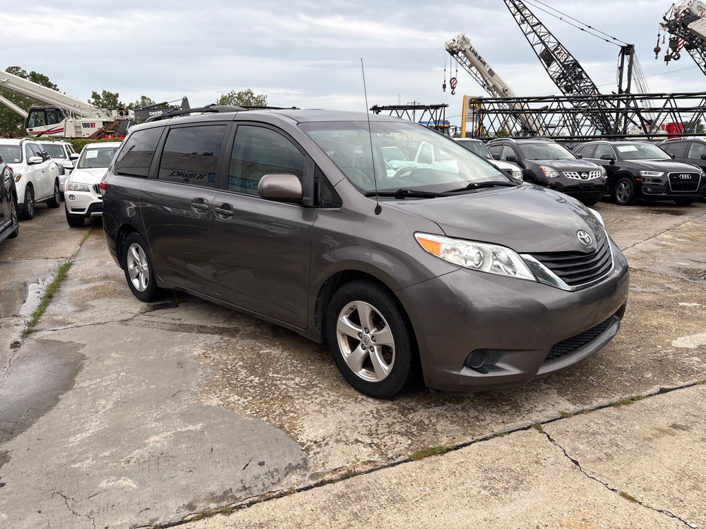2013 Toyota Sienna Image 7