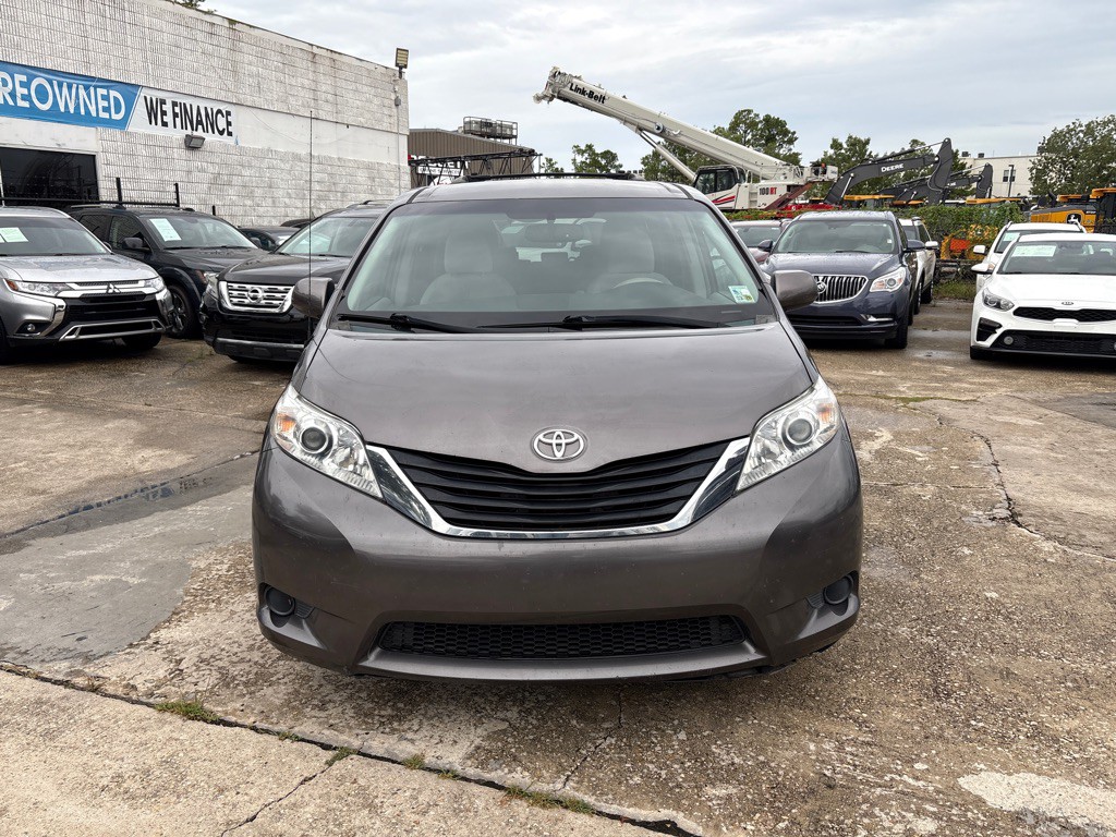 2013 Toyota Sienna Image 8