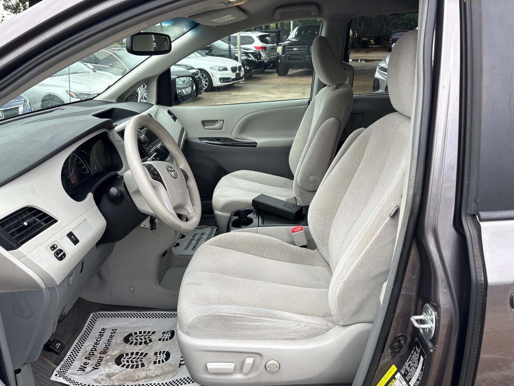 2013 Toyota Sienna Image 9