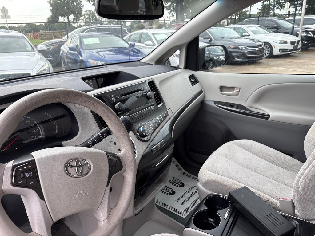 2013 Toyota Sienna Image 10