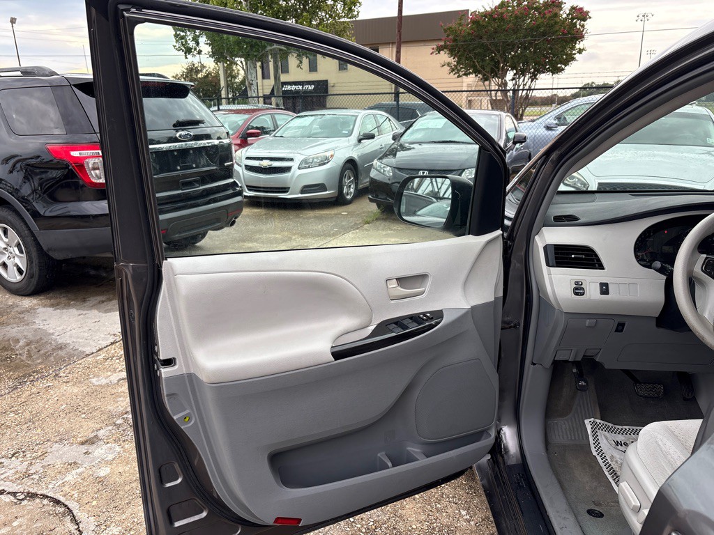 2013 Toyota Sienna Image 13