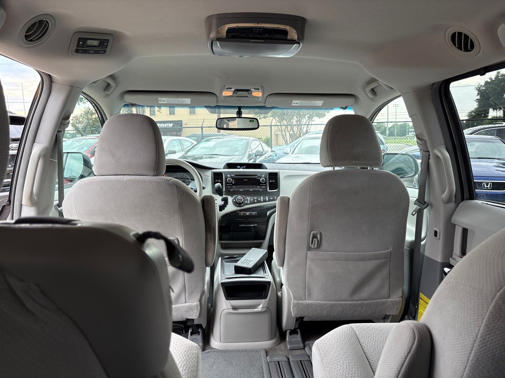 2013 Toyota Sienna Image 17