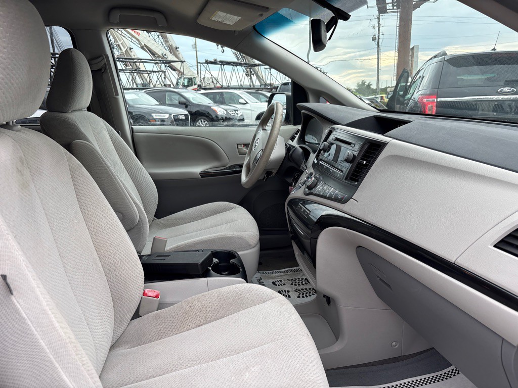 2013 Toyota Sienna Image 21