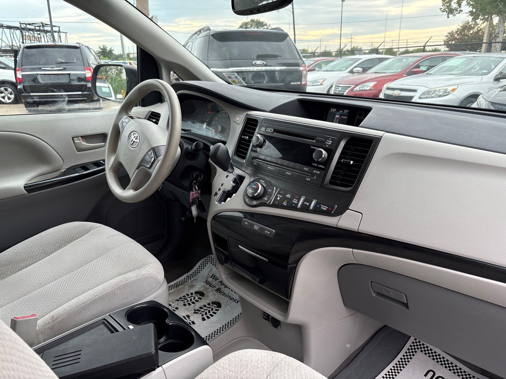 2013 Toyota Sienna Image 22