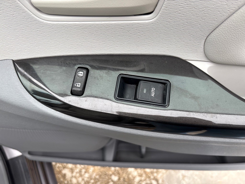 2013 Toyota Sienna Image 24