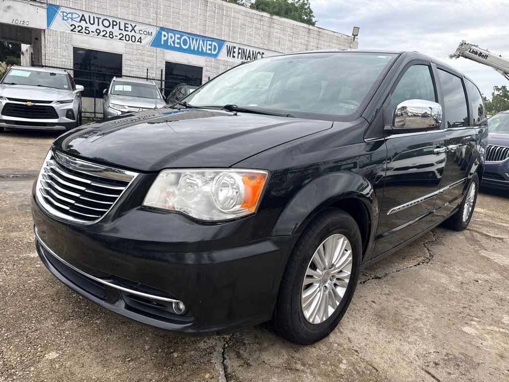 2013 Chrysler Town & Country Image 2