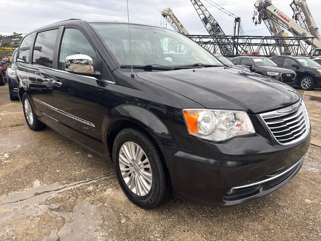 2013 Chrysler Town & Country Image 4