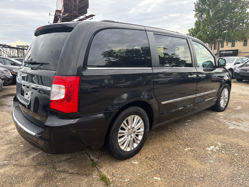 2013 Chrysler Town & Country Image 6