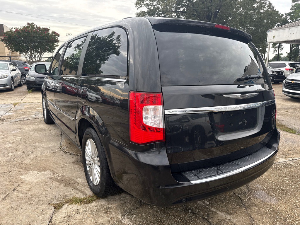 2013 Chrysler Town & Country Image 8
