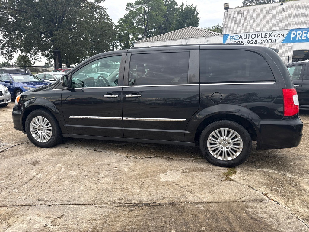 2013 Chrysler Town & Country Image 9