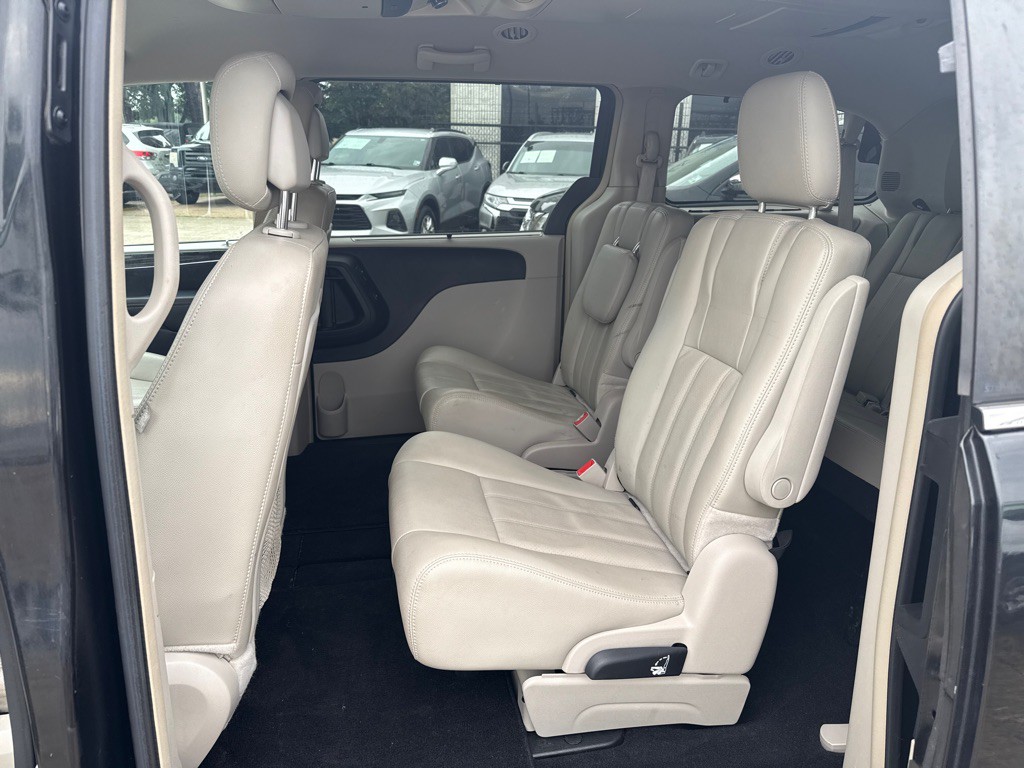 2013 Chrysler Town & Country Image 11
