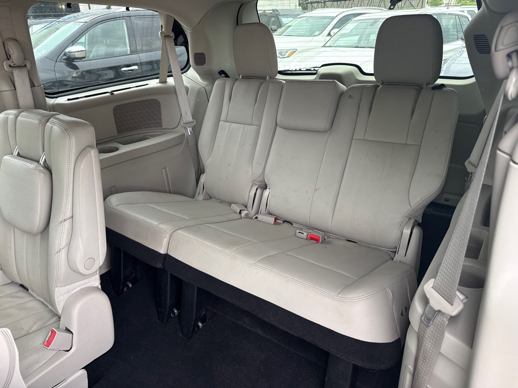 2013 Chrysler Town & Country Image 12