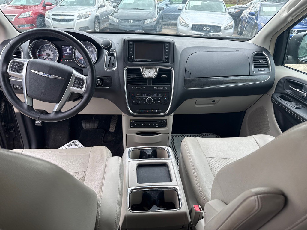 2013 Chrysler Town & Country Image 13
