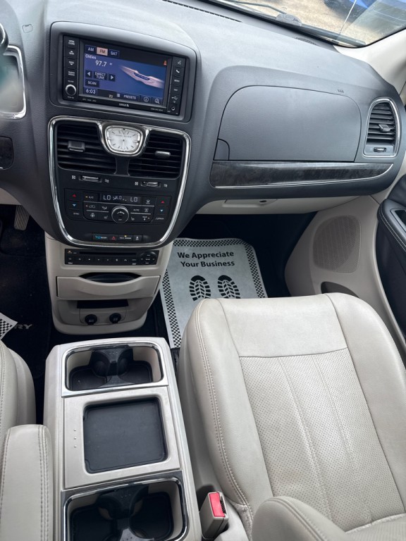 2013 Chrysler Town & Country Image 19