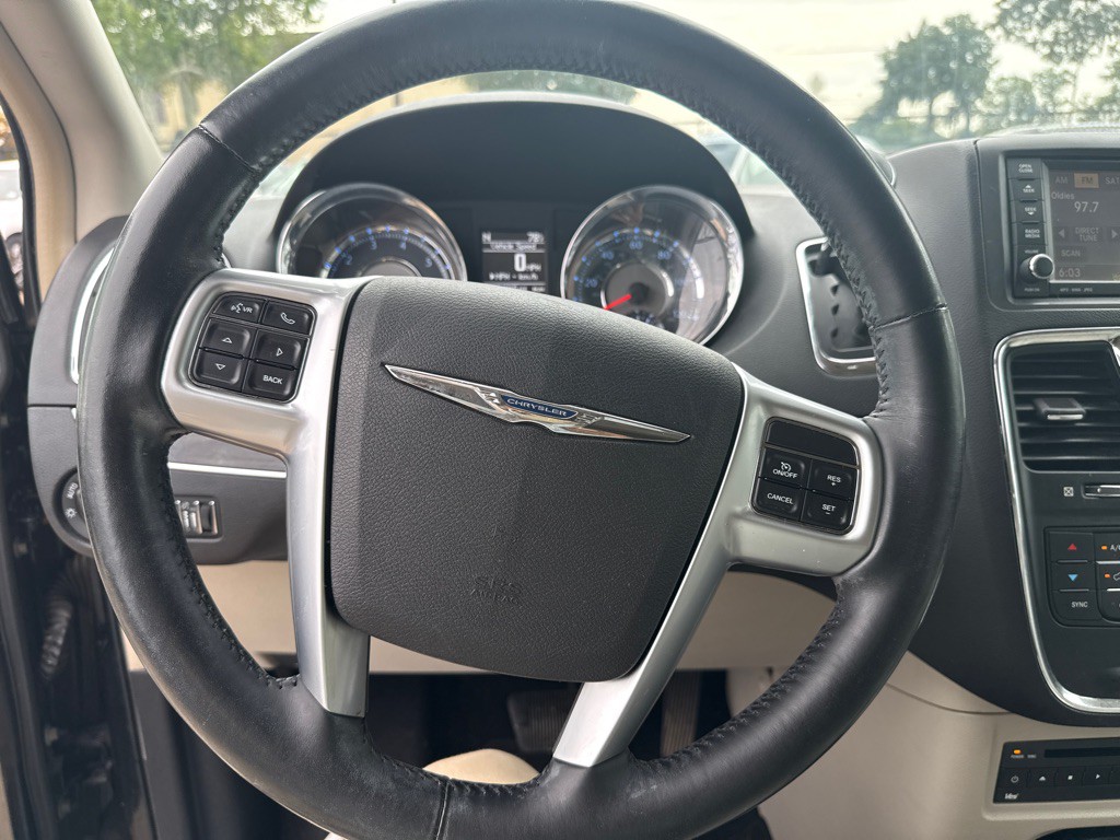 2013 Chrysler Town & Country Image 20