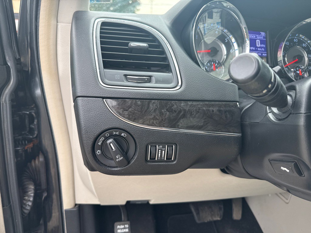 2013 Chrysler Town & Country Image 22