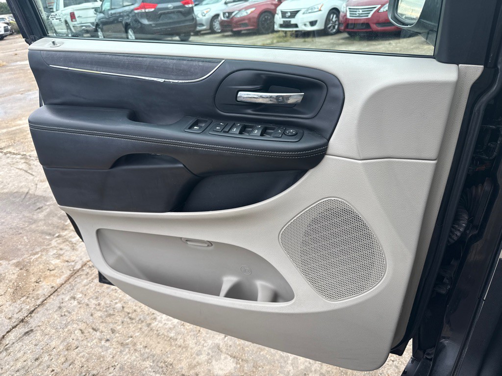 2013 Chrysler Town & Country Image 23