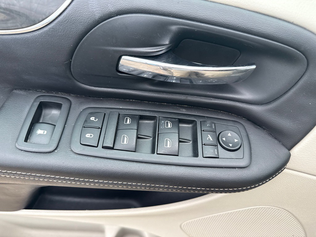 2013 Chrysler Town & Country Image 24