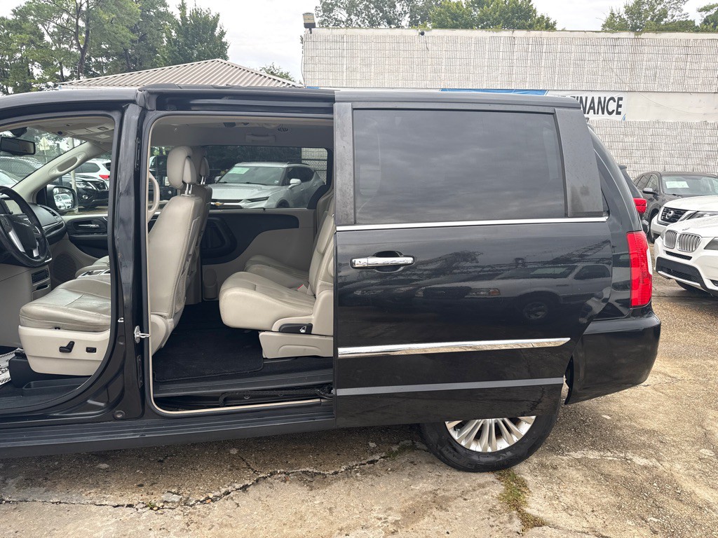 2013 Chrysler Town & Country Image 25
